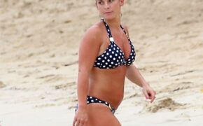 Coleen Rooney tự tin khoe dáng trên biển