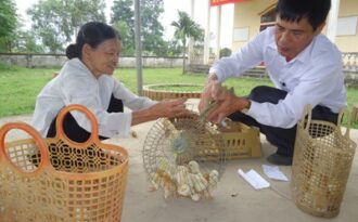 Một nhà báo tặng hơn 2.000 con gà giống cho quê nhà