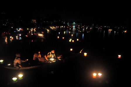 Dòng sông Hoài lung linh trong hoa đăng