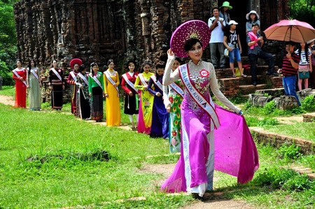 Các thí sinh thư giãn sau buổi tham quan và chụp hình ở Thánh địa Mỹ Sơn