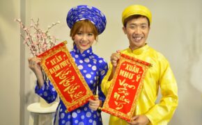 MC Trấn Thành nghịch ngợm chụp ảnh áo dài Tết cùng Hari Won