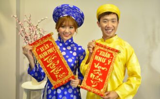 MC Trấn Thành nghịch ngợm chụp ảnh áo dài Tết cùng Hari Won