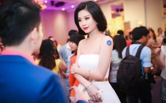 Á hậu Diễm Trang khoe vai trần trắng ngần gợi cảm