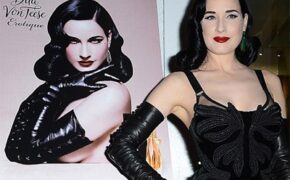 Vũ nữ thoát y khoe da trắng nõn nà