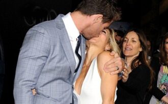 “Thần sấm” Thor hạnh phúc hôn vợ trong buổi công chiếu phim