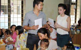 Hoa hậu Đặng Thu Thảo tới thăm trẻ bị ung thư