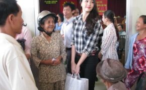 Hoa hậu Thu Thảo mang Tết đến sớm với bà con nghèo ở Cần Thơ