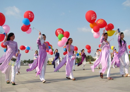 Những nữ sinh duyên dáng của ĐH Bạc Liêu trong ngày thi nhân.