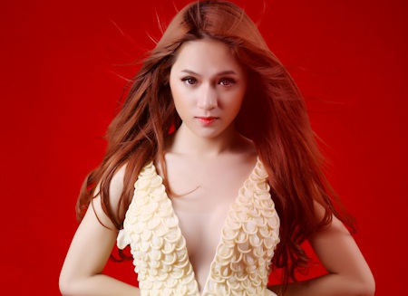 Hương Giang Idol mặc váy làm từ bao cao su