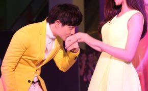 Ông Cao Thắng tình tứ hôn tay Đông Nhi