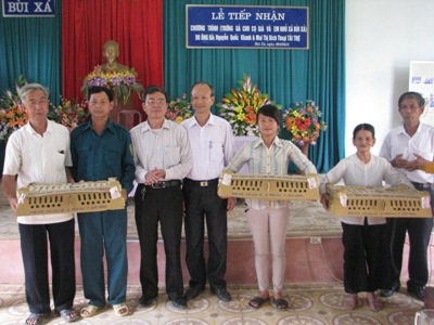 Nhà báo Nguyễn Quốc Khanh (thứ 3 từ trái sang) trao tặng gà cho bà con xã Bùi Xá