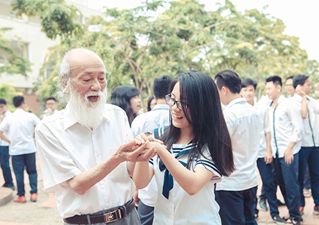 Thầy Cương chỉ cho học trò cách cầm chú chim trong tay mà không khiến nó bị thương