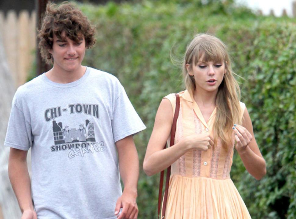 Taylor Swift lại có bạn trai mới