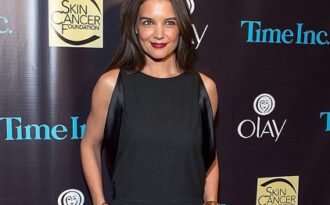 Katie Holmes trẻ trung dự tiệc