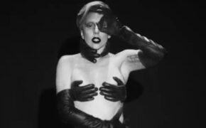 Lady Gaga khoe chân thon trên phố