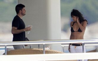 Zac Efron tiếp tục rong chơi trên biển cùng bạn gái hơn 10 tuổi