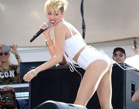 Miley Cyrus tiếp tục uốn éo trên sân khấu