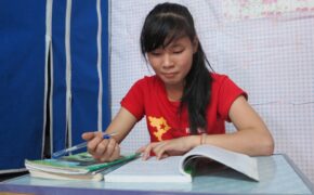 Cầm 500.000 đồng, nữ sinh nghèo một mình vượt trăm cây số đi thi