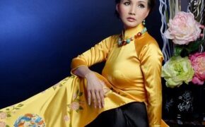 Hoa hậu Sonya Sương Đặng quý phái trong áo dài vàng quyền quý