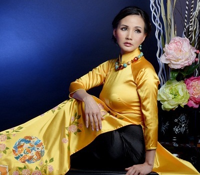 Hoa hậu Sonya Sương Đặng quý phái trong áo dài vàng quyền quý