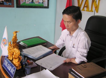 Giám đốc không bàn tay  - 1