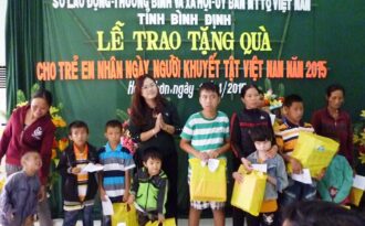 Tặng 100 suất quà cho trẻ em khuyết tật