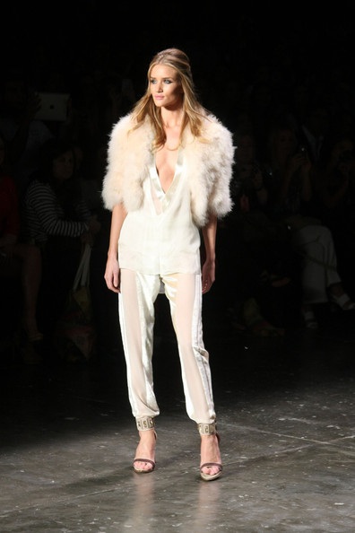 Rosie Huntington trình diễn trong show của Animale, January 2012