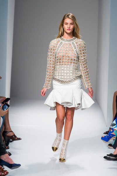 Rosie Huntington trình diễn trong show của Balmain, Spring 2014