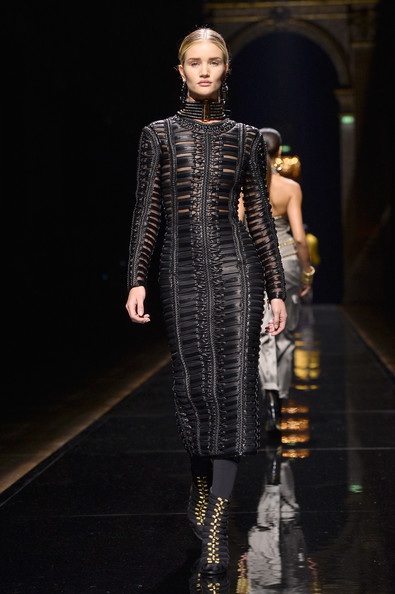 Rosie Huntington trình diễn trong show của Balmain, Fall 2014