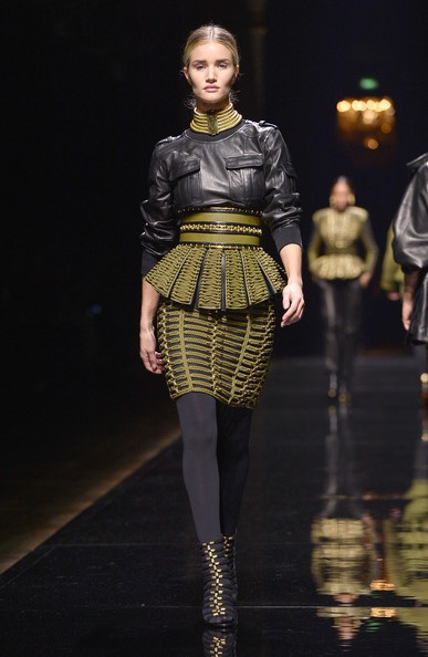 Rosie Huntington trình diễn trong show của Balmain, Fall 2014