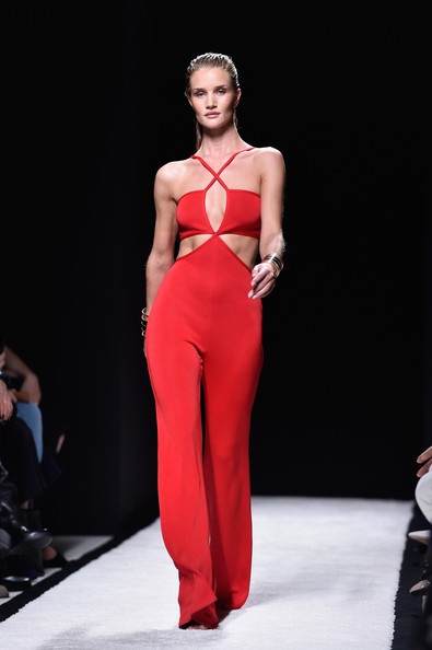 Rosie Huntington trình diễn trong show của Balmain, Spring 2015