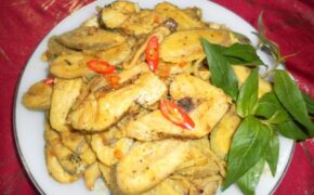 Cá tràu xào chuối tiêu xanh