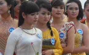 Thiếu nữ xứ Thanh khoe sắc bên Di sản Thành nhà Hồ