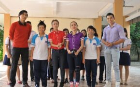 Dàn siêu mẫu đối đầu trong “Về trường”