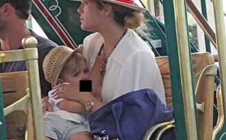 Minh tinh Hollywood cho con bú trên phố