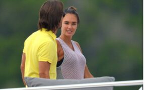 Con gái tỷ phú F1 tiếp tục đi nghỉ mát!