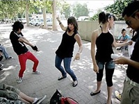 Giới trẻ Pháp phát cuồng vì Tecktonik