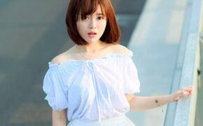 Nữ cổ động viên MU đẹp tinh khôi trên cầu Nhật Tân