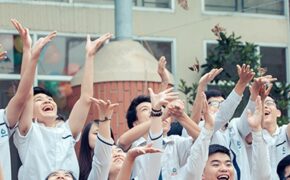 Học sinh lớp 12 Lương Thế Vinh thả chim phóng sinh ngày chia tay