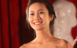 Hoa khôi ĐH Ngoại ngữ diện váy vai trần điệu đà trong thời tiết giá rét