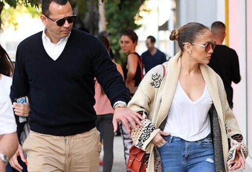 Jennifer Lopez sành điệu cùng bạn trai đi mua sắm