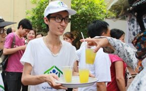 Ca sĩ trẻ đội nắng tiếp nước mía cho sĩ tử mùa thi