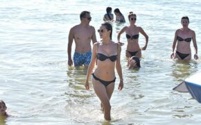 Alessandra Ambrosio quyến rũ sải bước trên biển Brazil