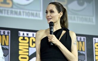 Angelina Jolie trẻ đẹp tái xuất