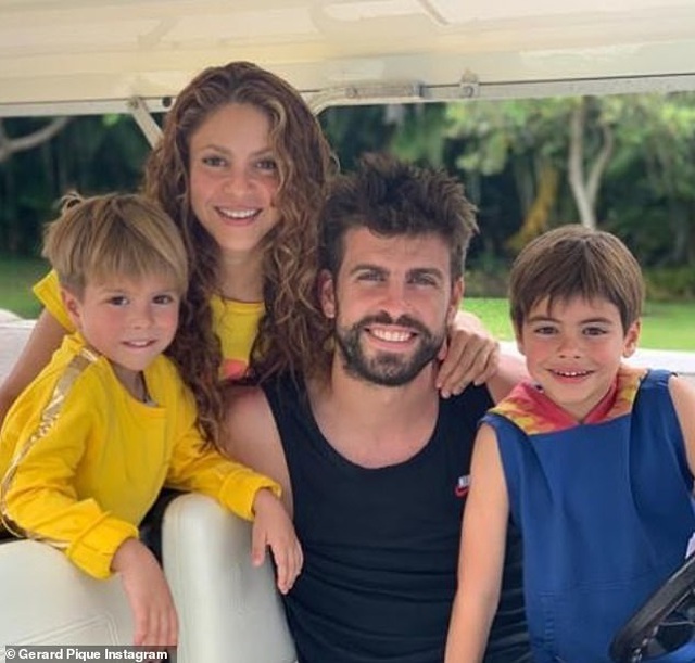 Shakira nắm tay phi công trẻ Gerard Piqué đi mua sắm - 5