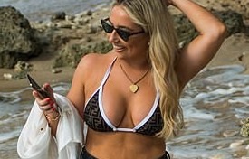 “Sao” của kênh Youtube khoe dáng gợi cảm