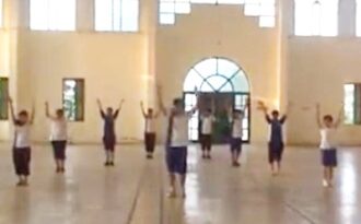 Clip HS Chu Văn An tập thể dục theo nhạc “Tình yêu màu nắng”