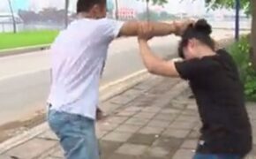 Clip “tuyệt chiêu” tự vệ dành cho bạn gái khi bị túm tóc