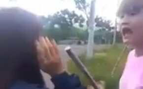 Thiếu nữ Đà Nẵng dùng gậy sắt đánh bạn như côn đồ