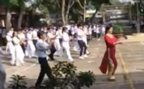 Thú vị clip cô trò diện áo dài cùng tập thể dục